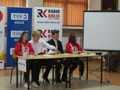 Sukces uczniów  V LO w I Kieleckim Turnieju Debat Oksfordzkich