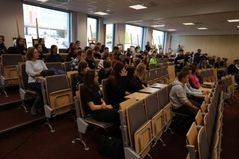 Debiut Katarzyny Krawczyńskiej z klasy 1c jako współprowadzącej debatę „Nie chce mi się z wami gadać – nowe oblicza komunikacji” organizowanej podczas Świętokrzyskiego Festiwalu Nauki.