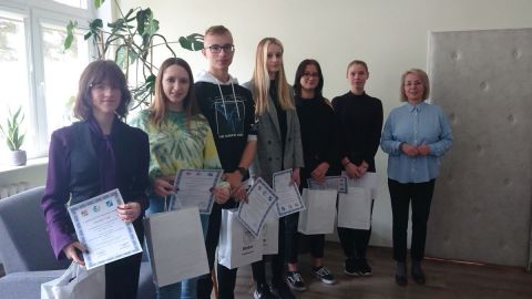 Wręczenie dyplomów i nagród uczniom klasy 3c w nagrodzonych w konkursie DZIAŁAJMY RAZEM! PROMUJMY POZYTYWNE TREŚCI W INTERNECIE