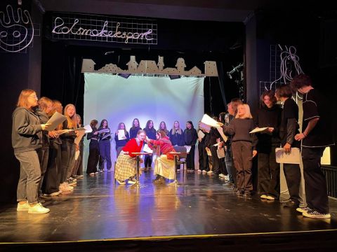 Klasa 2f na scenie Teatru Lalki i Aktora „Kubuś”