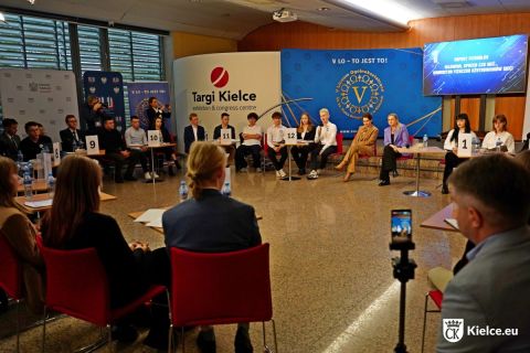 „Młodzi - teraźniejszość dla przyszłości. Oswajamy cyberprzestrzeń!” Debata z minister edukacji Barbarą Nowacką oraz minister do spraw polityki senioralnej Marzeną Okłą - Drewnowicz