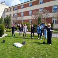 Sadzenie drzew v LO Z Okazji 51. Obchodów Dnia Ziemi