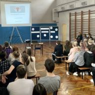 Spotkanie klas 3-cich z dr n. med. Leszkiem Smorągiem- specjalistą onkologii ginekologicznej oraz ginekologii i położnictwa w Świętokrzyskim Centrum Onkologii.