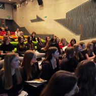 Klasa 2f na scenie Teatru Lalki i Aktora „Kubuś”