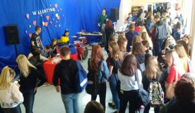 "Tęskniąc za gwarem pełnych korytarzy szkolnych wspominamy Koncert Walentynkowy 2020"