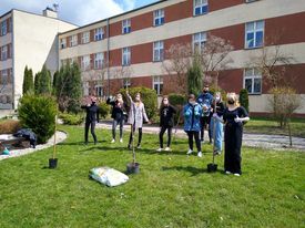Sadzenie drzew v LO Z Okazji 51. Obchodów Dnia Ziemi